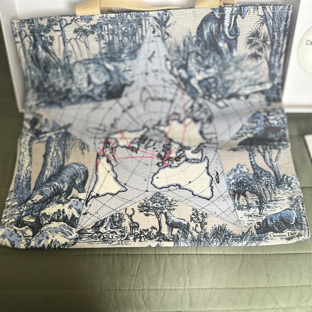 đ CHRISTIAN DIOR Ltd Ed âAround the Worldâ Raffia Tote Bag w/ Lotion & Lip Balm - Picture 5 of 12